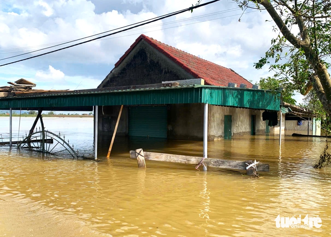 Nước lũ cao nhất trong 15 năm lên quá nhanh ở Hà Tĩnh, hàng ngàn hộ dân vẫn đang bị cô lập - Ảnh 3.