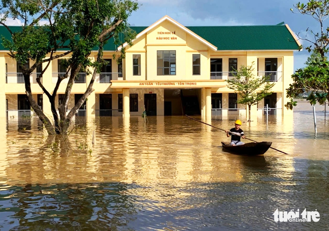 Nước lũ cao nhất trong 15 năm lên quá nhanh ở Hà Tĩnh, hàng ngàn hộ dân vẫn đang bị cô lập - Ảnh 5.