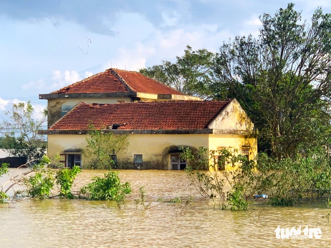 Nước lũ cao nhất trong 15 năm lên quá nhanh ở Hà Tĩnh, hàng ngàn hộ dân vẫn đang bị cô lập - Ảnh 8.