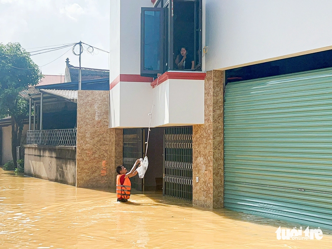 Cận cảnh loạt nhà dân ngoại thành Hà Nội bị ngập tới nóc, 36.000 dân bị ảnh hưởng - Ảnh 9.