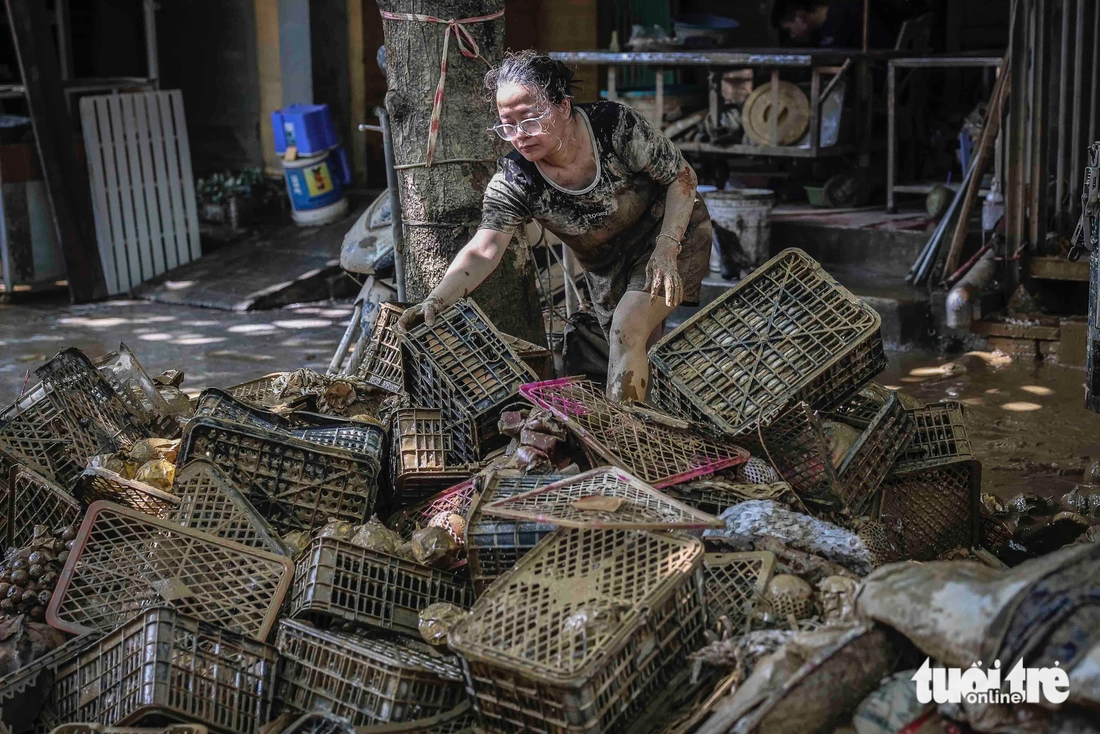 Thái Nguyên sau lụt: Xót xa cảnh tiểu thương trắng tay, phố phường ngập bùn đất - Ảnh 1.