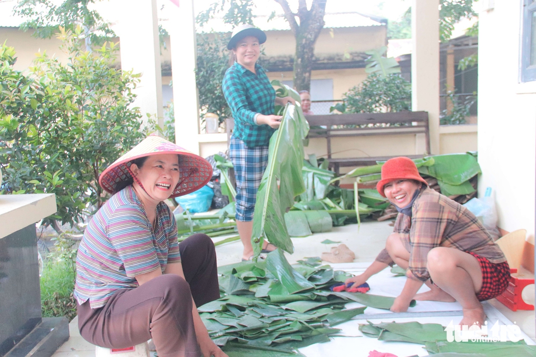 Người dân Đà Nẵng gói bánh tét, làm thịt ngâm nước mắm gửi tặng vùng lũ miền Bắc - Ảnh 2.
