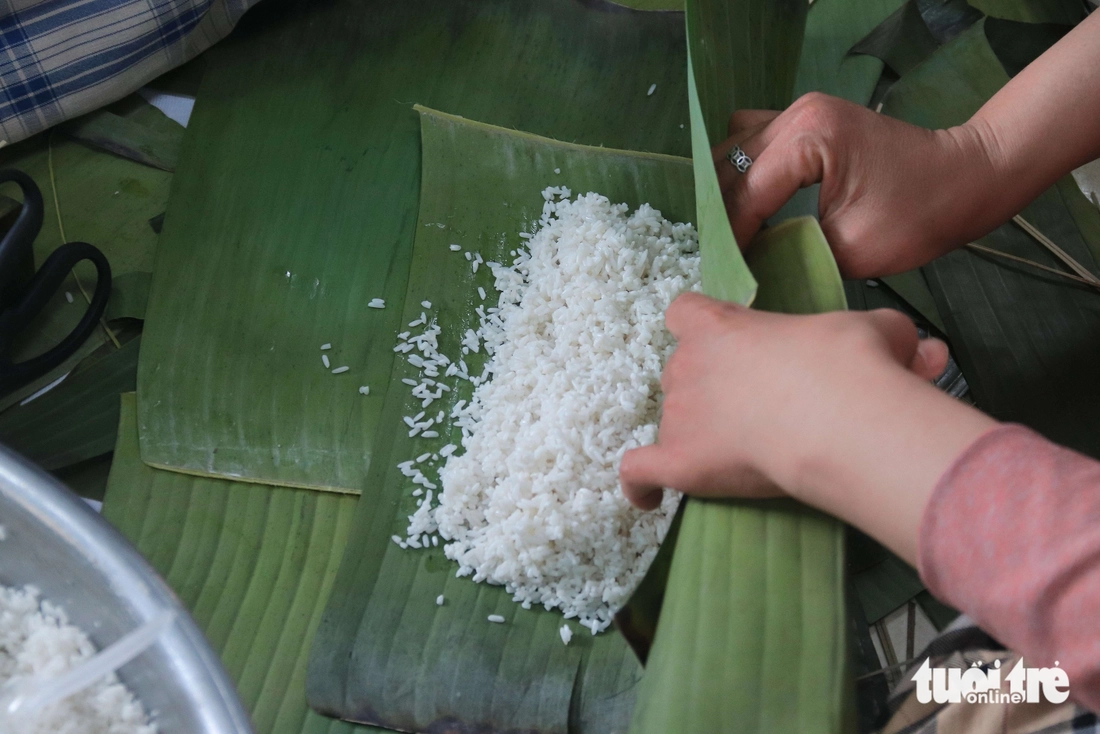 Người dân Đà Nẵng gói bánh tét, làm thịt ngâm nước mắm gửi tặng vùng lũ miền Bắc - Ảnh 4.