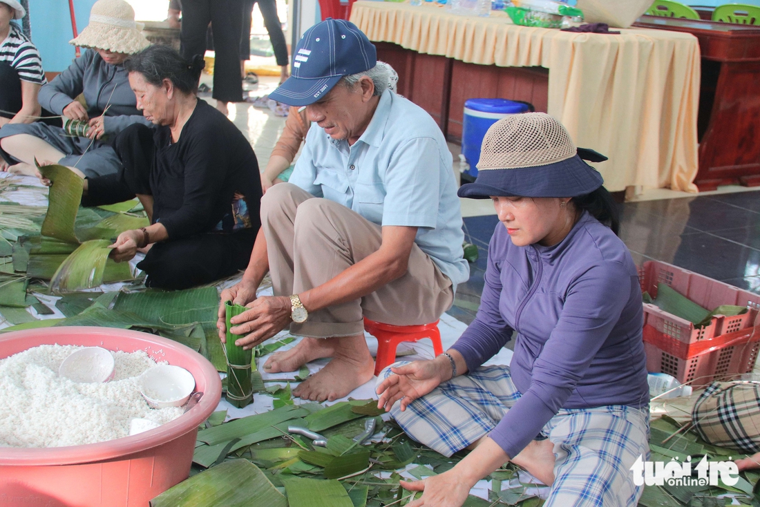 Người dân Đà Nẵng gói bánh tét, làm thịt ngâm nước mắm gửi tặng vùng lũ miền Bắc - Ảnh 6.
