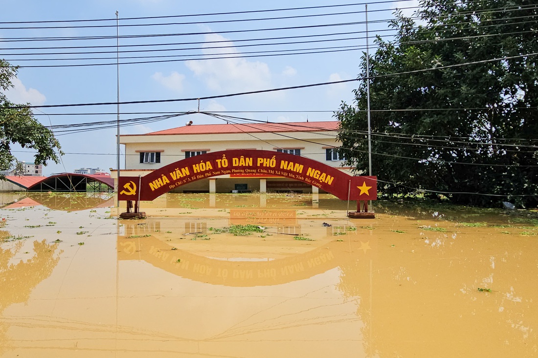 Bốn ngày 'chiến đấu' với lũ sông Cầu: Có tiền chẳng mua nổi bữa cơm - Ảnh 4.
