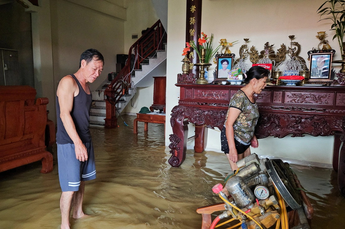 Bốn ngày 'chiến đấu' với lũ sông Cầu: Có tiền chẳng mua nổi bữa cơm - Ảnh 2.