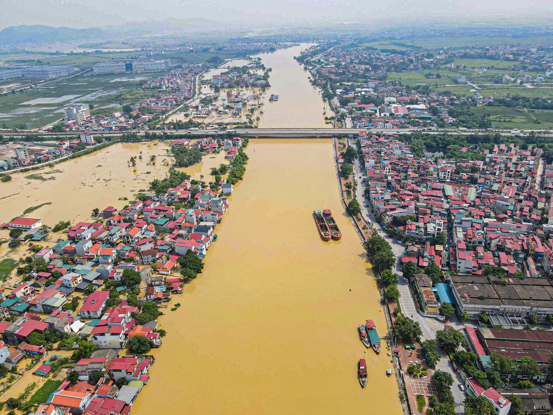Sau lũ lịch sử, người dân tất bật dọn dẹp nhà cửa, công ty lại sáng đèn sản xuất - Ảnh 8. bắc ninh - Ảnh 7.