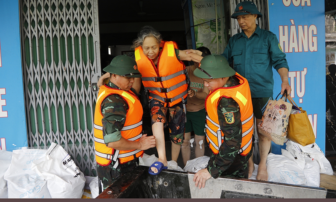 Sau lũ lịch sử, người dân tất bật dọn dẹp nhà cửa, công ty lại sáng đèn sản xuất - Ảnh 6. bắc ninh - Ảnh 6.