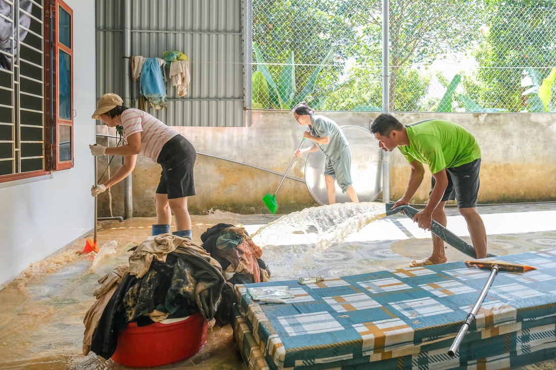 Sau lũ lịch sử, người dân tất bật dọn dẹp nhà cửa, công ty lại sáng đèn sản xuất - Ảnh 1. bắc ninh - Ảnh 1.
