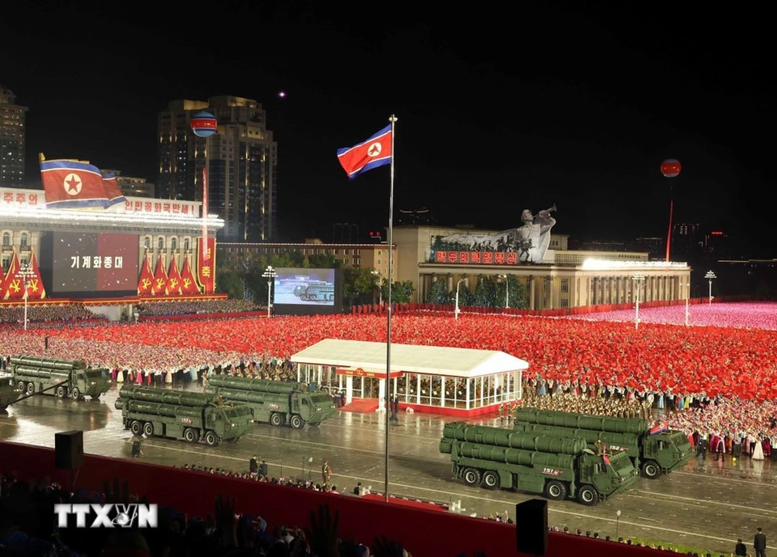Chiêm ngưỡng tên lửa Hwasong-20 mới trong lễ duyệt binh của Triều Tiên - Ảnh 8. Triều Tiên công bố hình ảnh lễ duyệt binh kỷ niệm 80 năm thành lập Đảng Lao động - Ảnh 9.