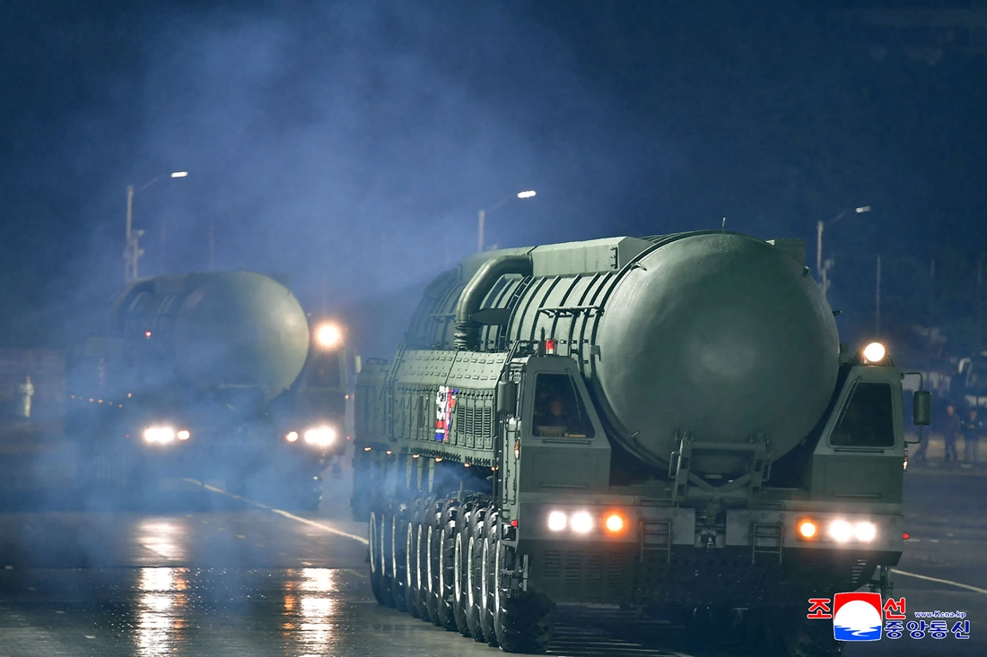 Chiêm ngưỡng tên lửa Hwasong-20 mới trong lễ duyệt binh của Triều Tiên - Ảnh 6. Triều Tiên công bố hình ảnh lễ duyệt binh kỷ niệm 80 năm thành lập Đảng Lao động - Ảnh 6.