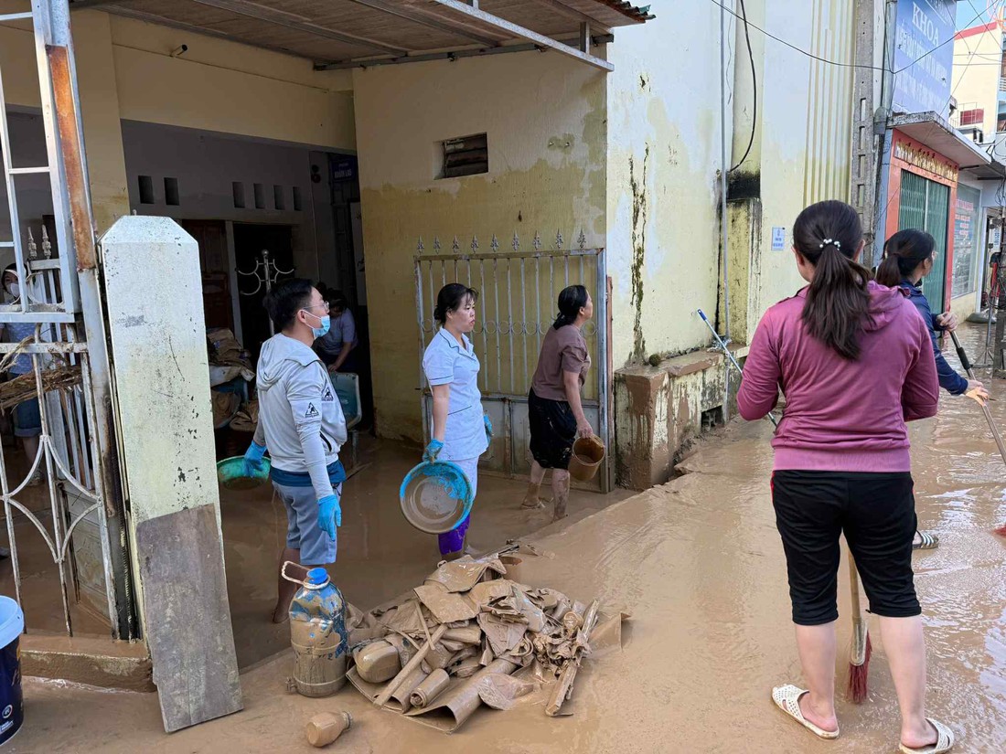 Lũ rút dần, để lại sự tan hoang và nỗi lo - Ảnh 7.