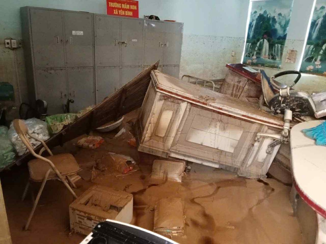 Lũ rút dần, để lại sự tan hoang và nỗi lo - Ảnh 2.