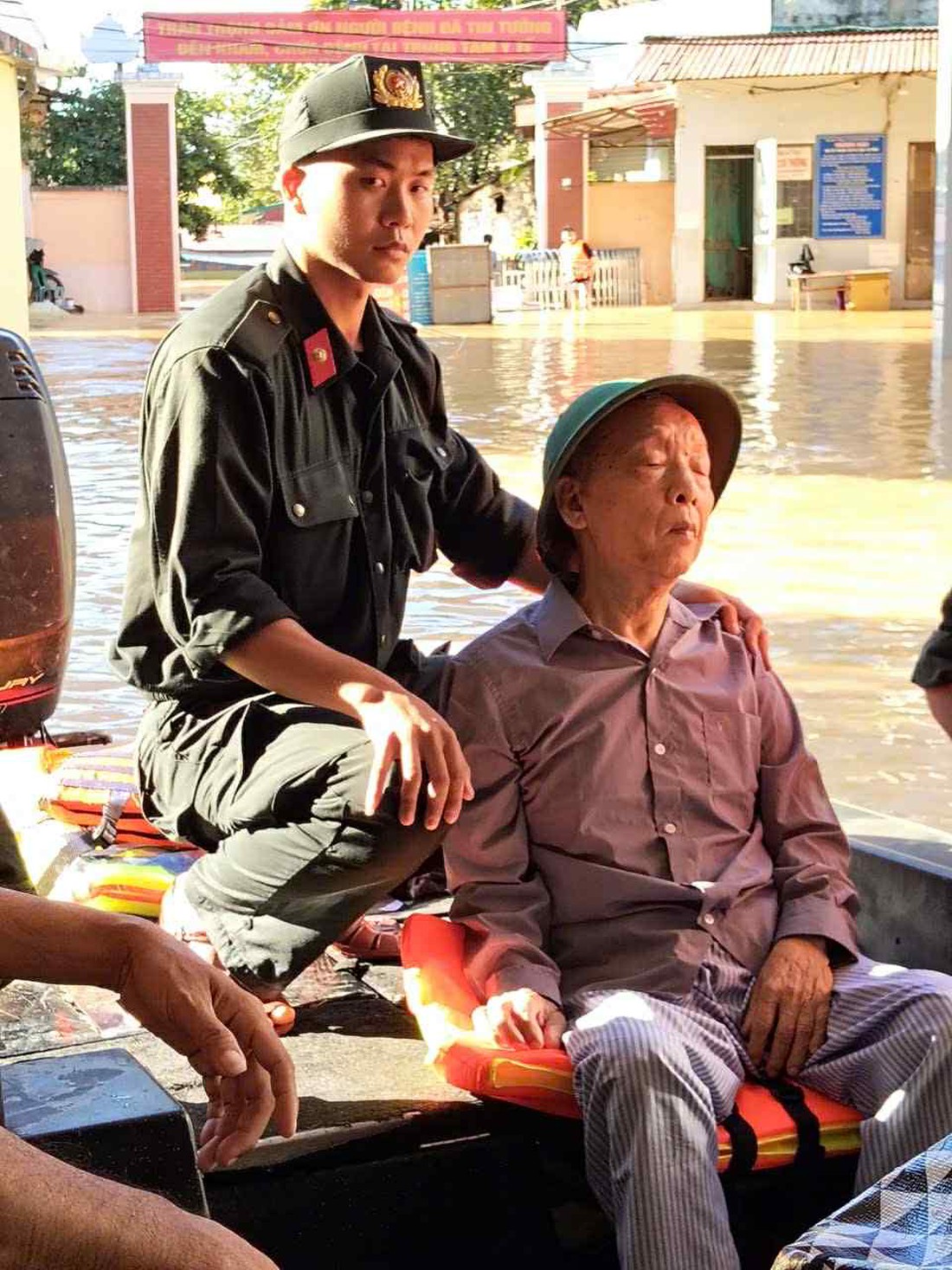 Lũ rút dần, để lại sự tan hoang và nỗi lo - Ảnh 9.