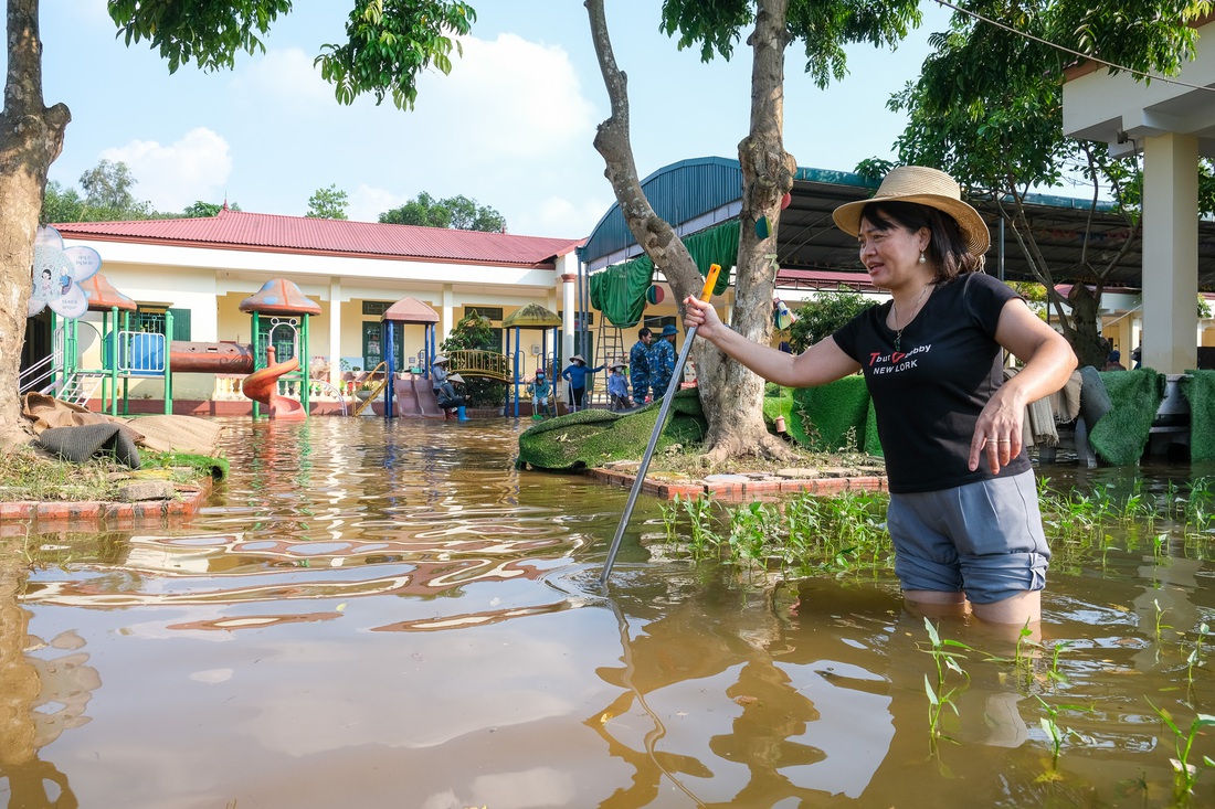 Bắc Ninh nước rút, các cô vớt vát ít học cụ chìm trong bùn - Ảnh 1.