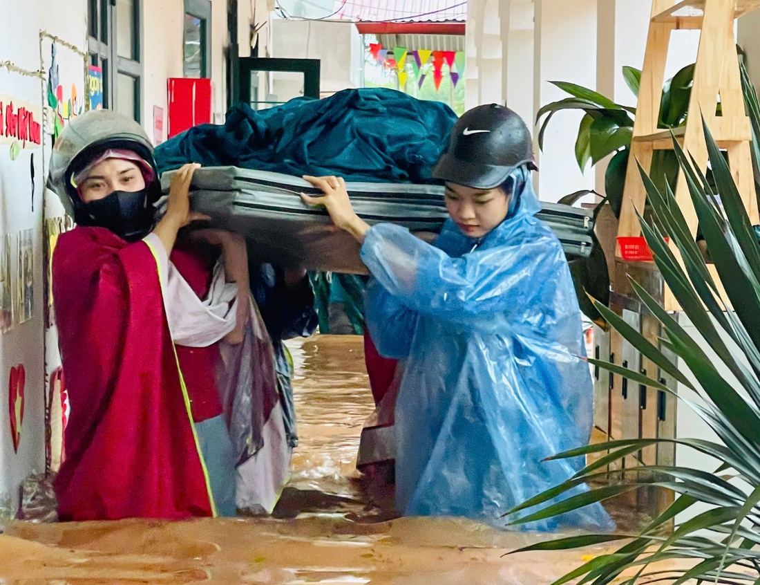 Bắc Ninh nước rút, các cô vớt vát ít học cụ chìm trong bùn - Ảnh 9.