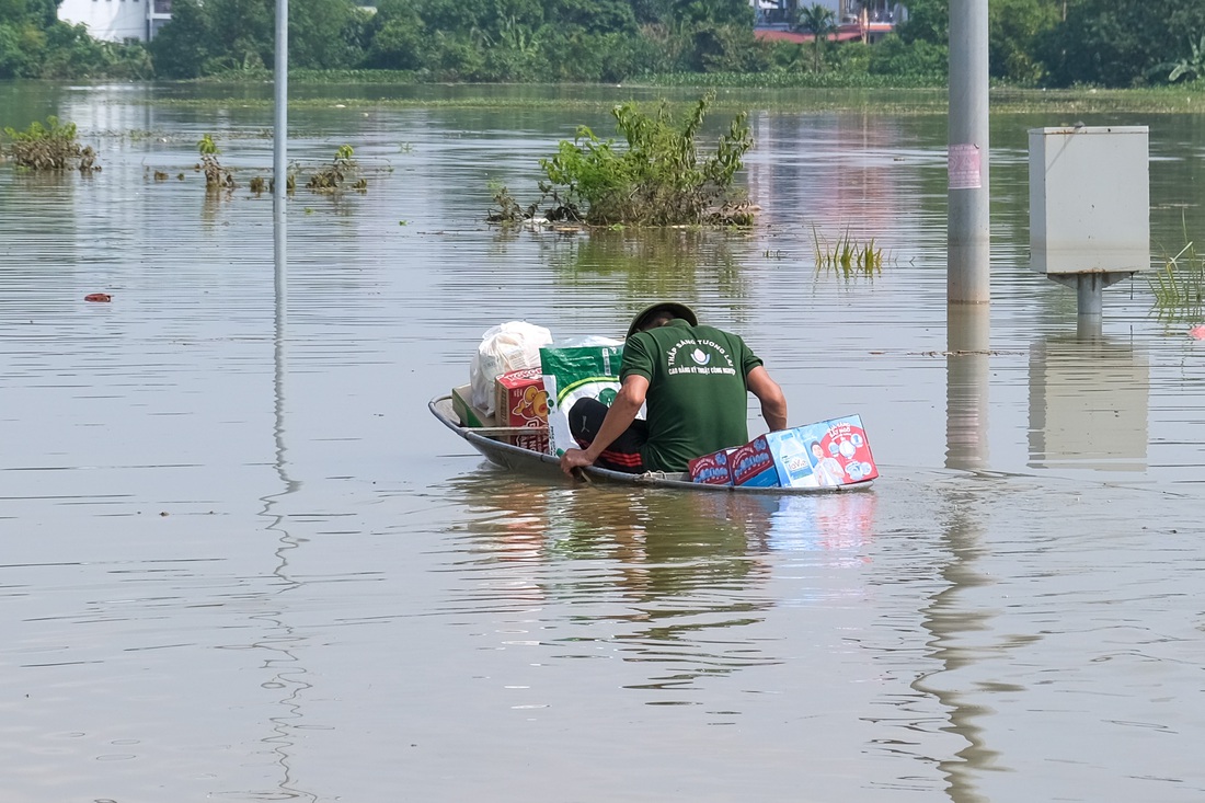 Bắc Ninh nước rút, các cô vớt vát ít học cụ chìm trong bùn - Ảnh 13.