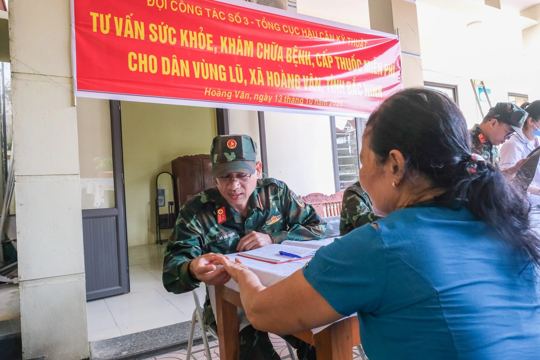 Quân y khám chữa bệnh, cấp thuốc miễn phí giúp bà con ở rốn lũ Bắc Ninh - Ảnh 2.