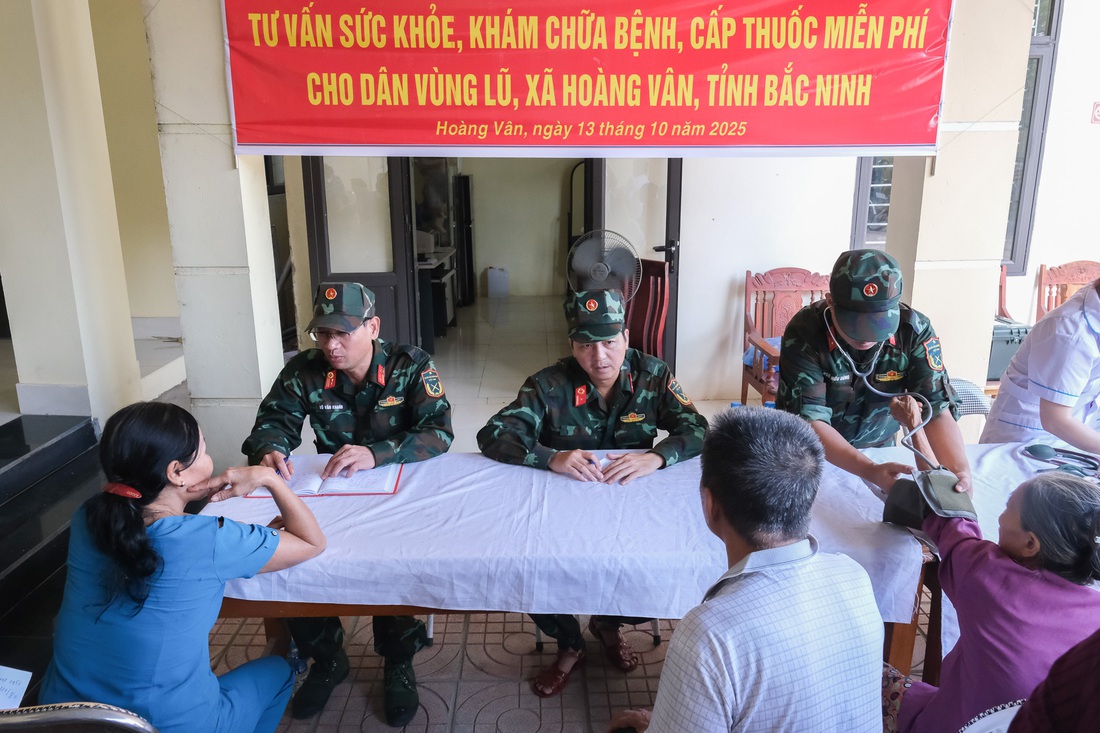 Quân y khám chữa bệnh, cấp thuốc miễn phí giúp bà con ở rốn lũ Bắc Ninh - Ảnh 1.