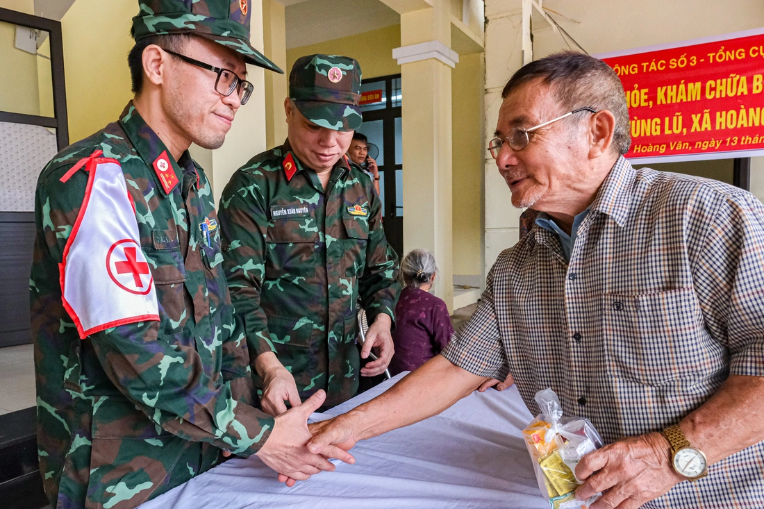 Quân y khám chữa bệnh, cấp thuốc miễn phí giúp bà con ở rốn lũ Bắc Ninh - Ảnh 3.