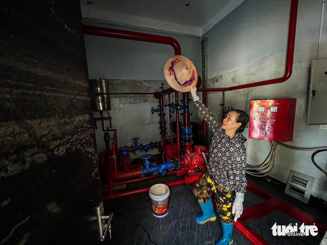 Cụ bà 72 tuổi kể lại cảnh 'sắp chết đuối' vì lũ tràn về lút tới cằm, phải bám cột nhà chờ cứu hộ - Ảnh 5.