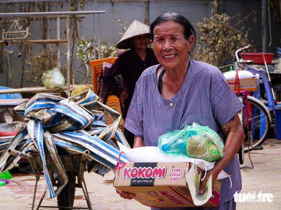 Cụ bà 72 tuổi kể lại cảnh 'sắp chết đuối' vì lũ tràn về lút tới cằm, phải bám cột nhà chờ cứu hộ - Ảnh 8.