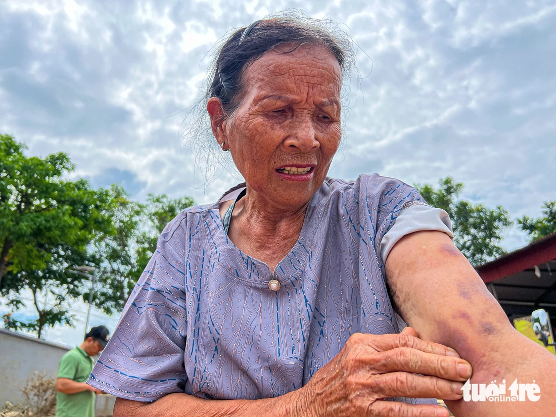 Cụ bà 72 tuổi kể lại cảnh 'sắp chết đuối' vì lũ tràn về lút tới cằm, phải bám cột nhà chờ cứu hộ - Ảnh 9.
