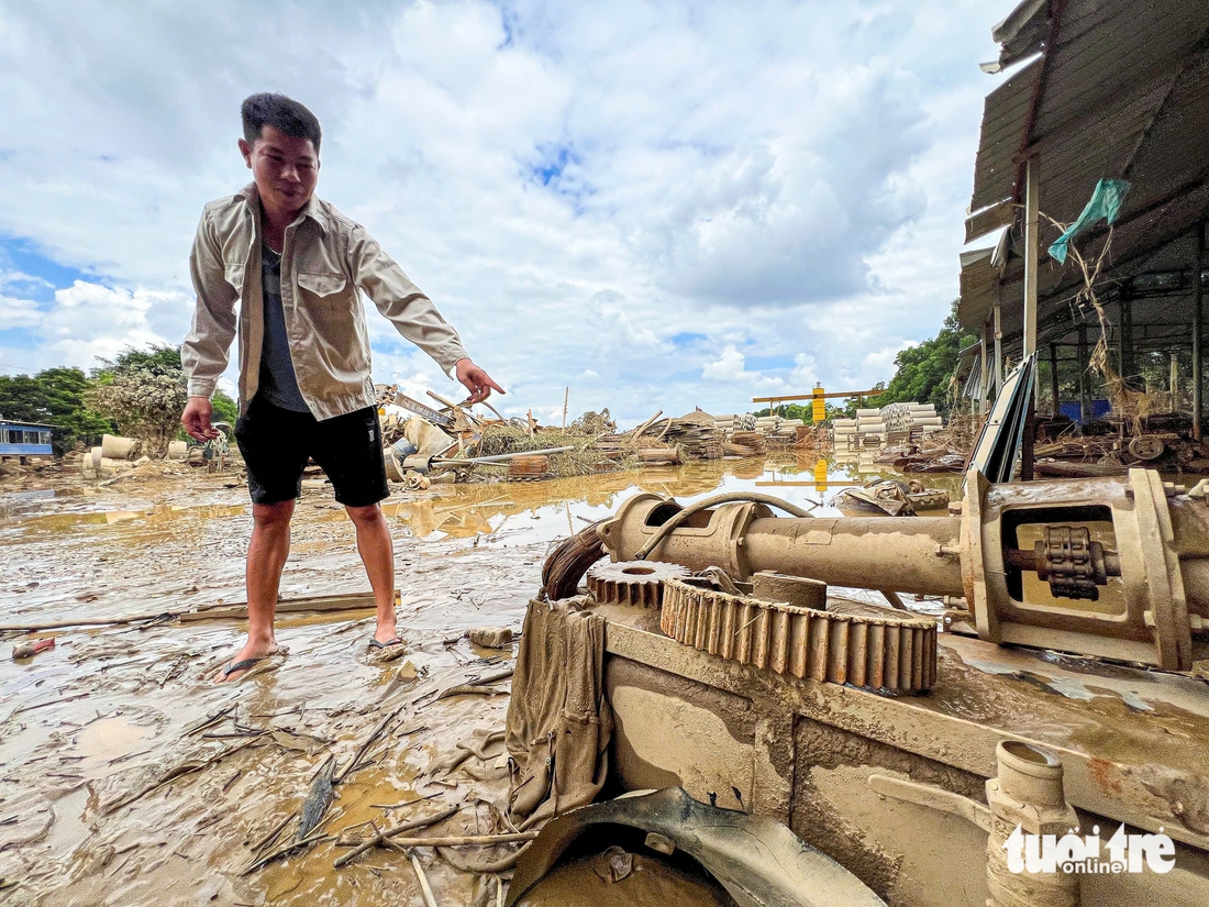 Cụ bà 72 tuổi kể lại cảnh 'sắp chết đuối' vì lũ tràn về lút tới cằm, phải bám cột nhà chờ cứu hộ - Ảnh 14.
