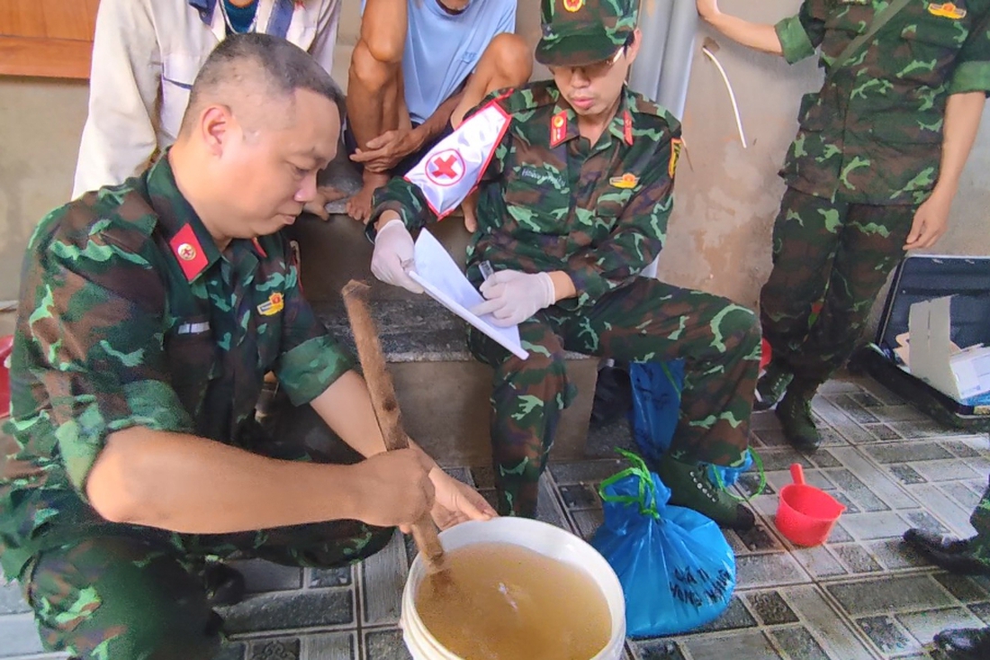 Quân y khám chữa bệnh, cấp thuốc miễn phí giúp bà con ở rốn lũ Bắc Ninh - Ảnh 4.