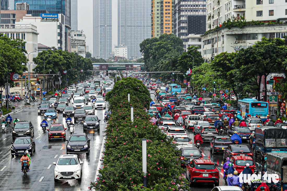 Nhiều tuyến phố Hà Nội kẹt cứng trong mưa - Ảnh 8.