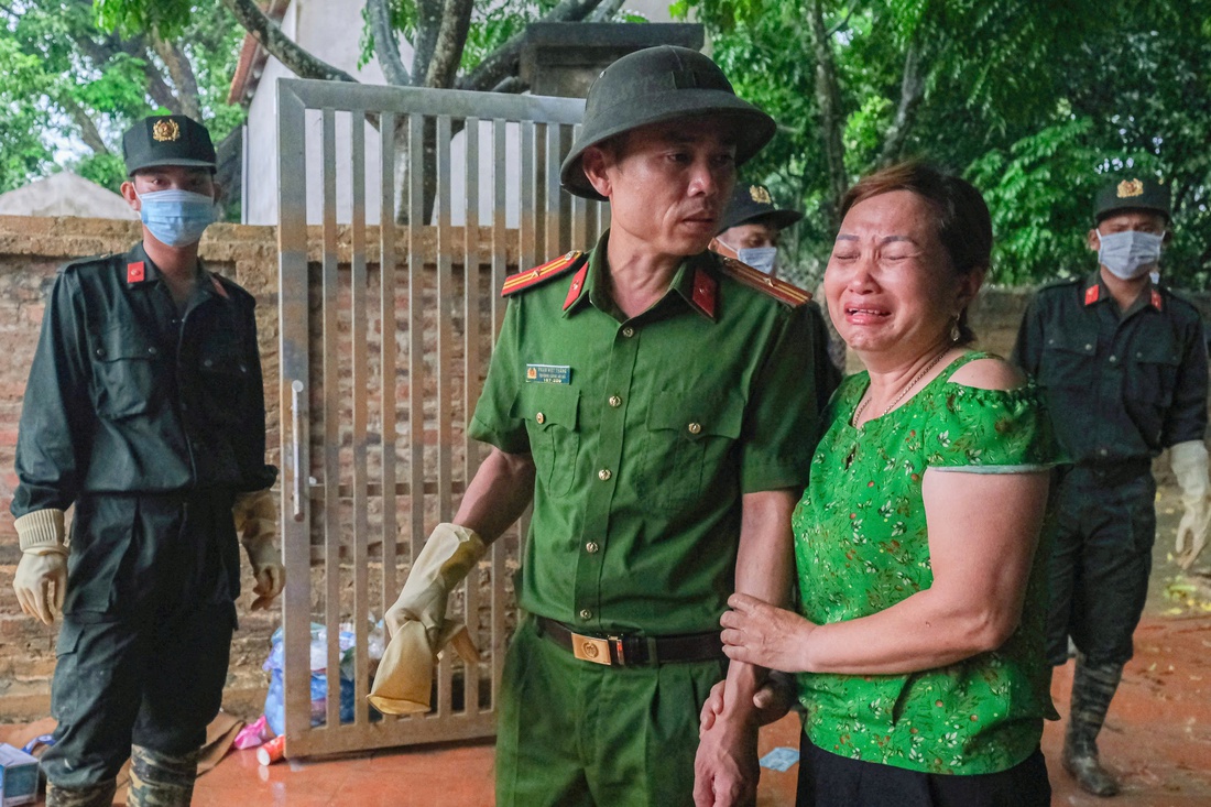 Chủ trại gà 'chết lặng' trong cơn mưa lớn, cảnh sát lặng lẽ gom từng bao xác chết đi chôn - Ảnh 3. 6.500 con gà chết trắng sau lũ, chủ trại bật khóc: 'Tôi tay trắng rồi' - Ảnh 4.