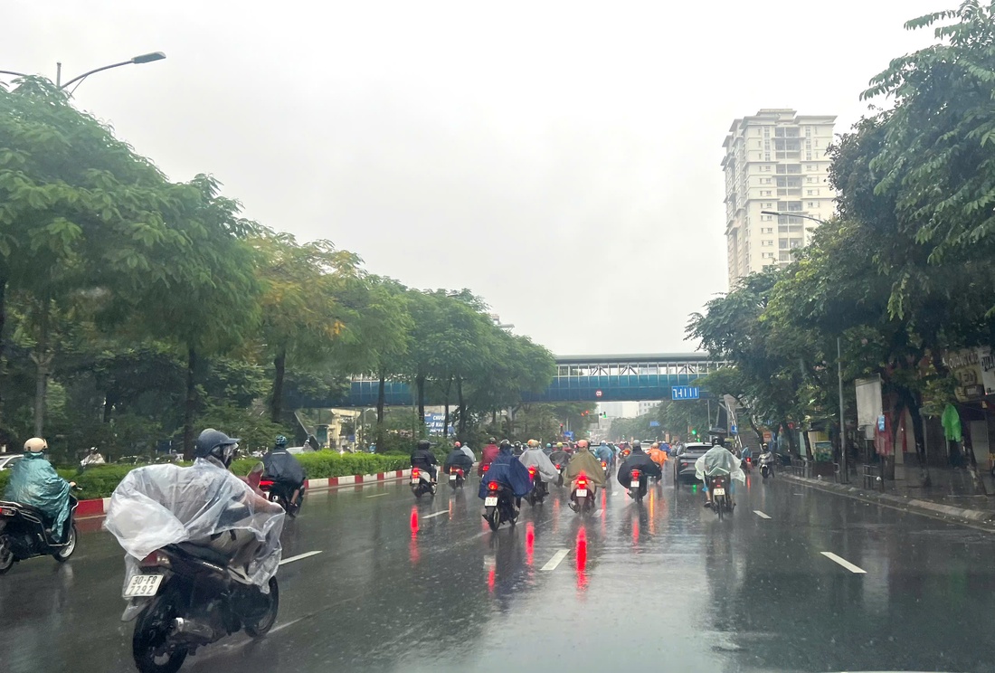 Nhiều tuyến phố Hà Nội kẹt cứng trong mưa - Ảnh 11.
