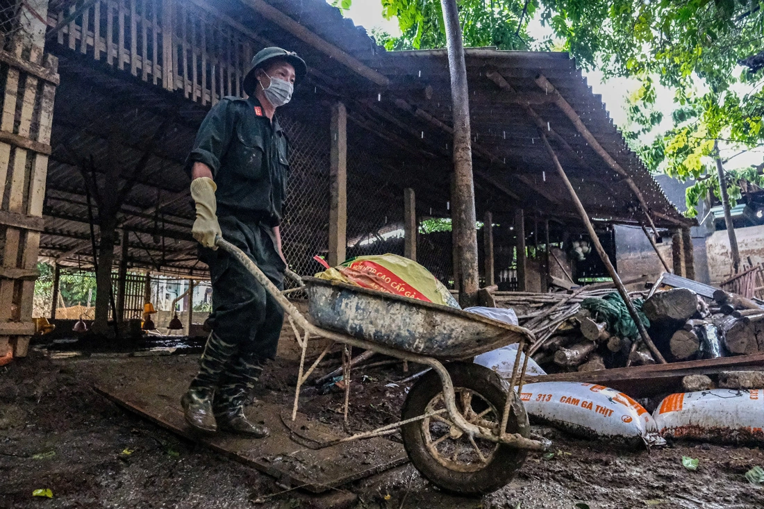 Chủ trại gà 'chết lặng' trong cơn mưa lớn, cảnh sát lặng lẽ gom từng bao xác chết đi chôn - Ảnh 3. công an - Ảnh 2.