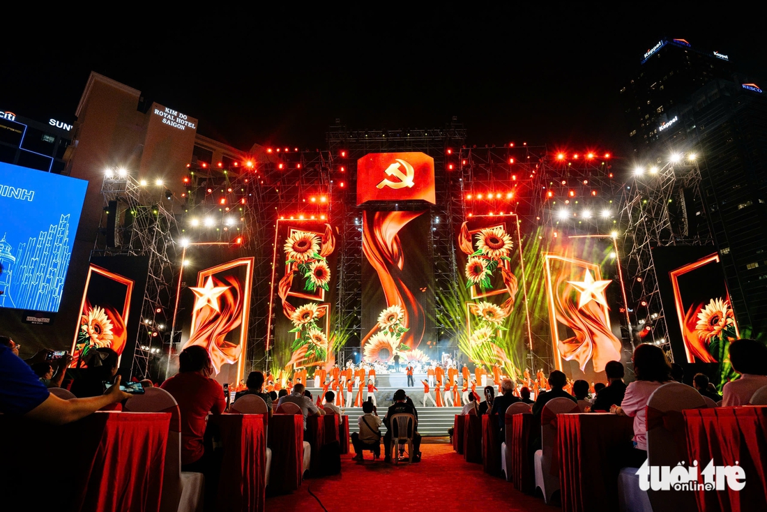 'Dưới ánh sáng quang vinh': Đêm nghệ thuật mừng thành công Đại hội đại biểu Đảng bộ TP.HCM lần I - Ảnh 1. Dưới ánh sáng quang vinh - Ảnh 1.