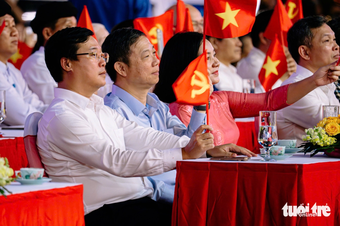 'Dưới ánh sáng quang vinh' mừng thành công Đại hội đại biểu Đảng bộ TP.HCM lần I - Ảnh 2. 'Dưới ánh sáng quang vinh' mừng thành công Đại hội đại biểu Đảng bộ TP.HCM lần I - Ảnh 2.