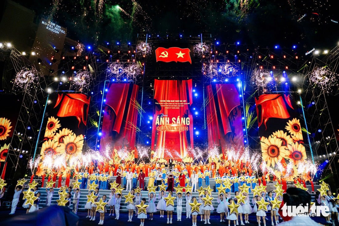 'Dưới ánh sáng quang vinh' mừng thành công Đại hội đại biểu Đảng bộ TP.HCM lần I - Ảnh 9. Dưới ánh sáng quang vinh - Ảnh 9.