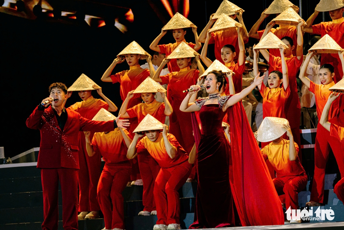 'Dưới ánh sáng quang vinh' mừng thành công Đại hội đại biểu Đảng bộ TP.HCM lần I - Ảnh 8. Dưới ánh sáng quang vinh - Ảnh 8.