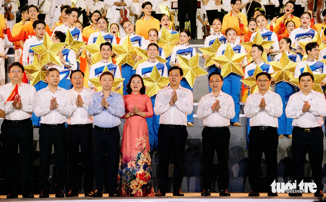 'Dưới ánh sáng quang vinh' mừng thành công Đại hội đại biểu Đảng bộ TP.HCM lần I - Ảnh 10. Dưới ánh sáng quang vinh - Ảnh 10.