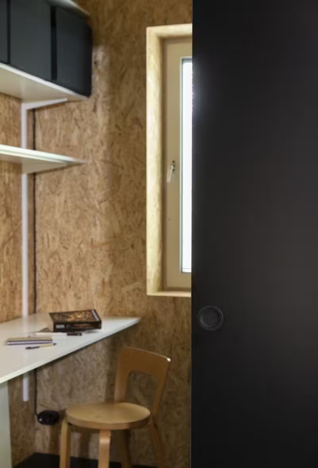 Khám phá ngôi nhà nhỏ với hơn một nửa được làm từ vật liệu tái chế - Ảnh 10.