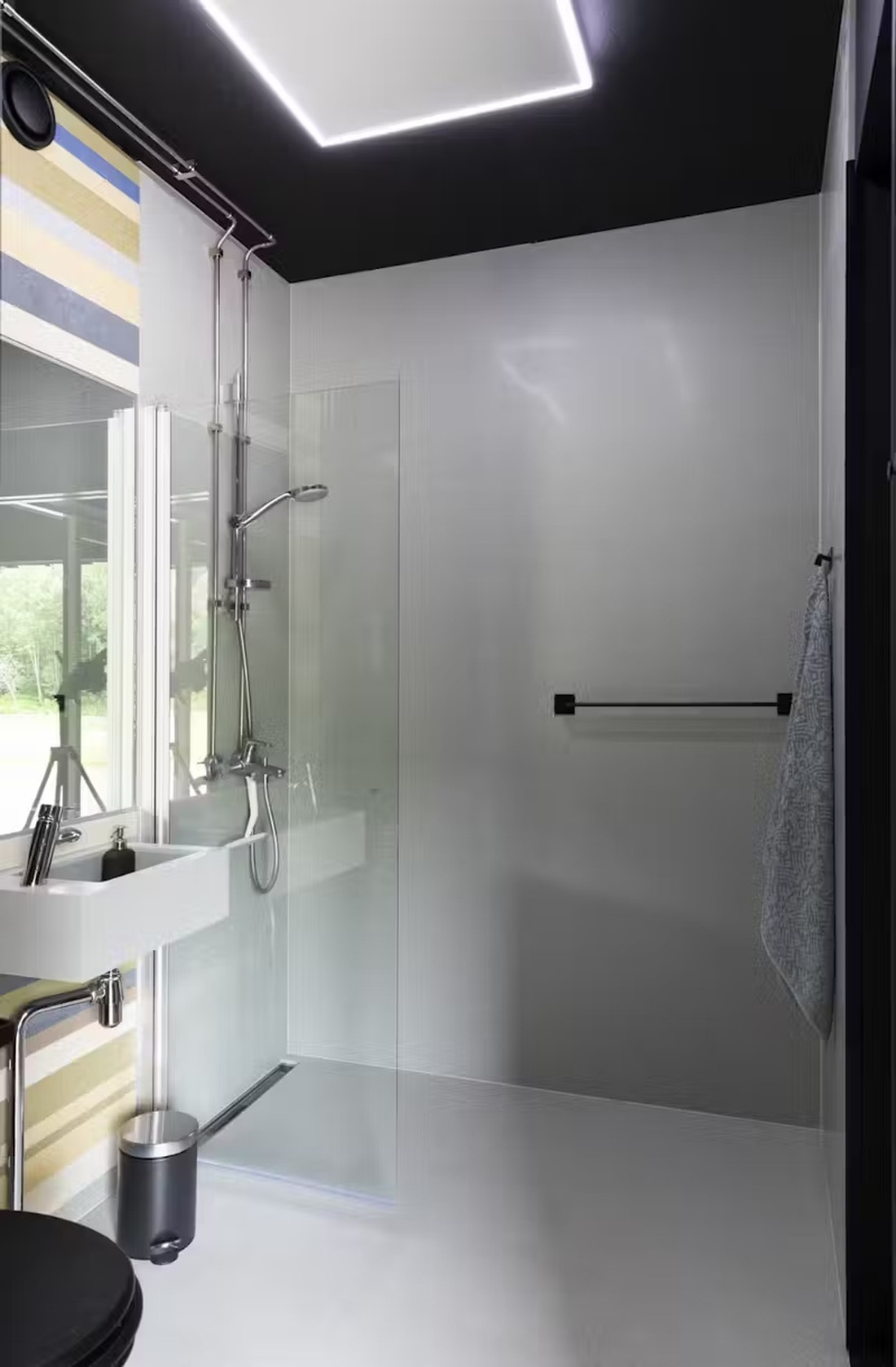 Khám phá ngôi nhà nhỏ với hơn một nửa được làm từ vật liệu tái chế - Ảnh 11.
