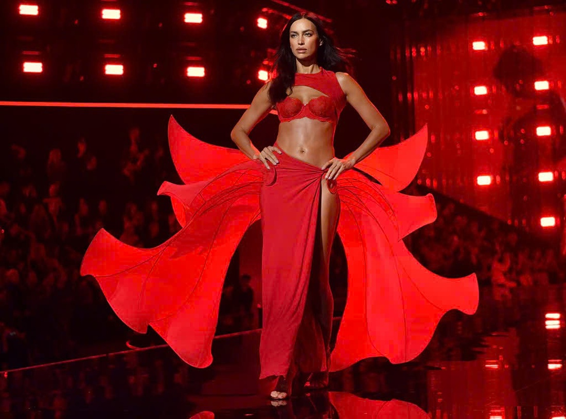 Liu Wen, Gigi Hadid và dàn siêu mẫu 'đốt cháy' sàn diễn Victoria’s Secret 2025 - Ảnh 9.