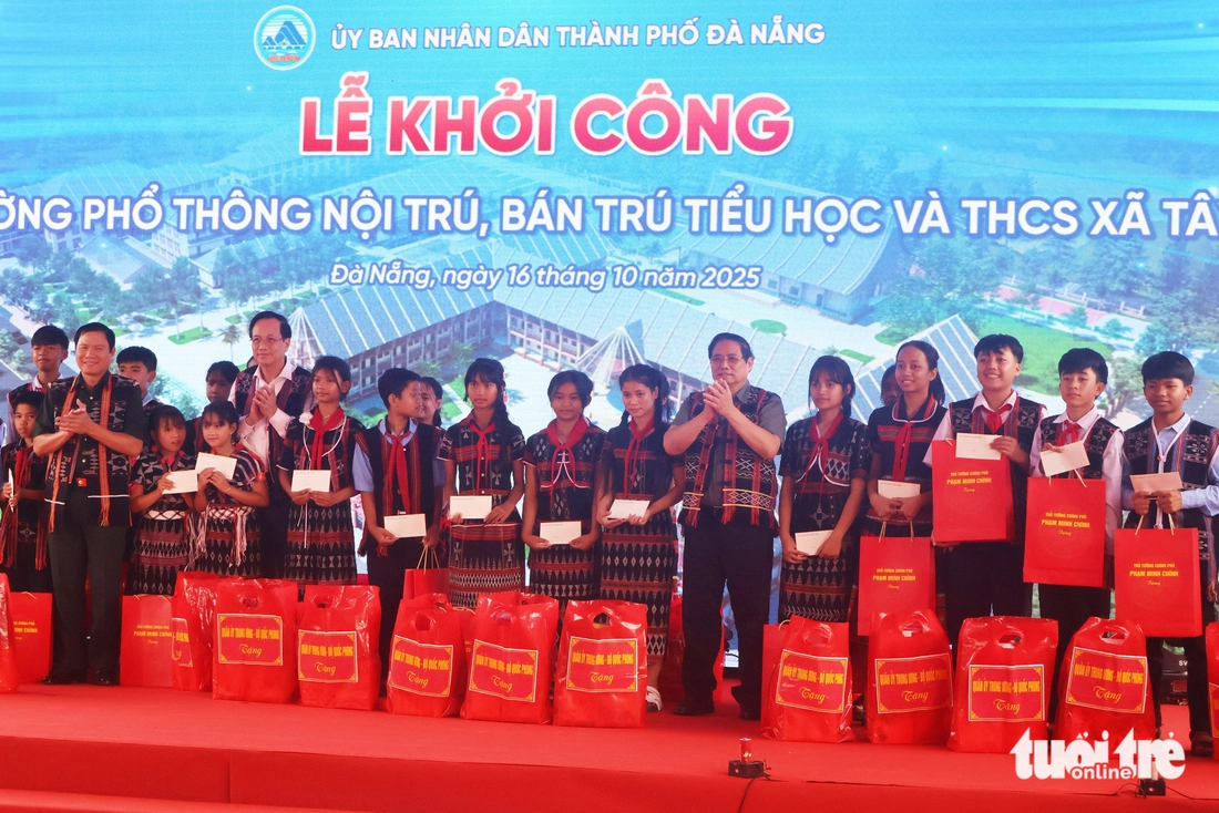 Thủ tướng Phạm Minh Chính dự khởi công trường nội trú, bán trú ở biên giới Đà Nẵng - Ảnh 8.
