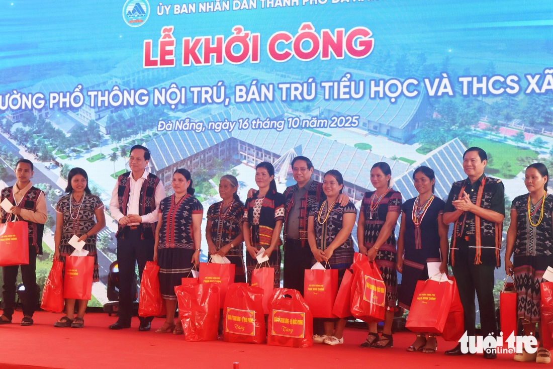 Thủ tướng Phạm Minh Chính dự khởi công trường nội trú, bán trú ở biên giới Đà Nẵng - Ảnh 9.