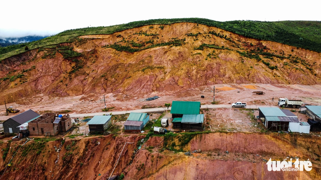 Khu tái định cư tránh sạt lở bị… sạt lở, hơn 70 hộ dân sống trong sợ hãi- Ảnh 2. Khu tái định cư tránh sạt lở bị sạt lở, hơn 70 hộ dân sống trong sợ hãi - Ảnh 2.