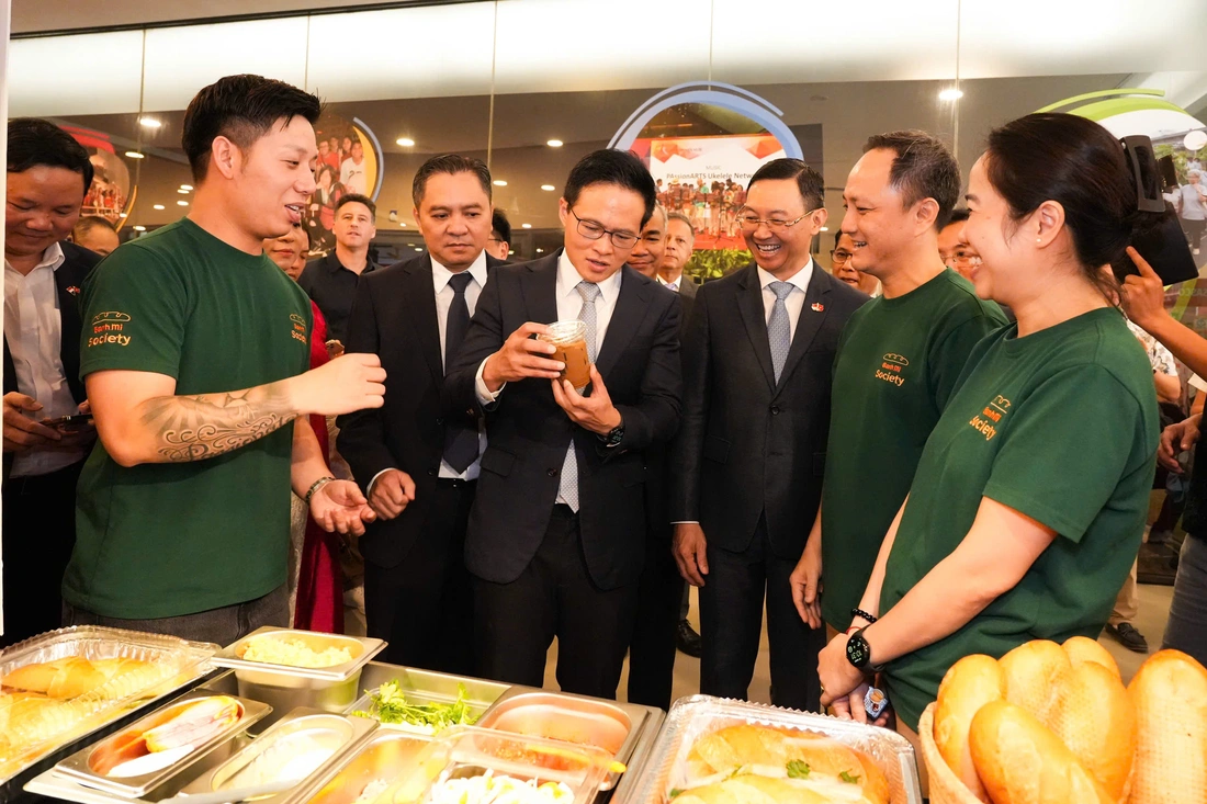 Quốc vụ khanh Bộ Quốc phòng Singapore: Chuyến đi chưa trọn vẹn nếu tôi chưa thưởng thức tô phở ngon - Ảnh 4.