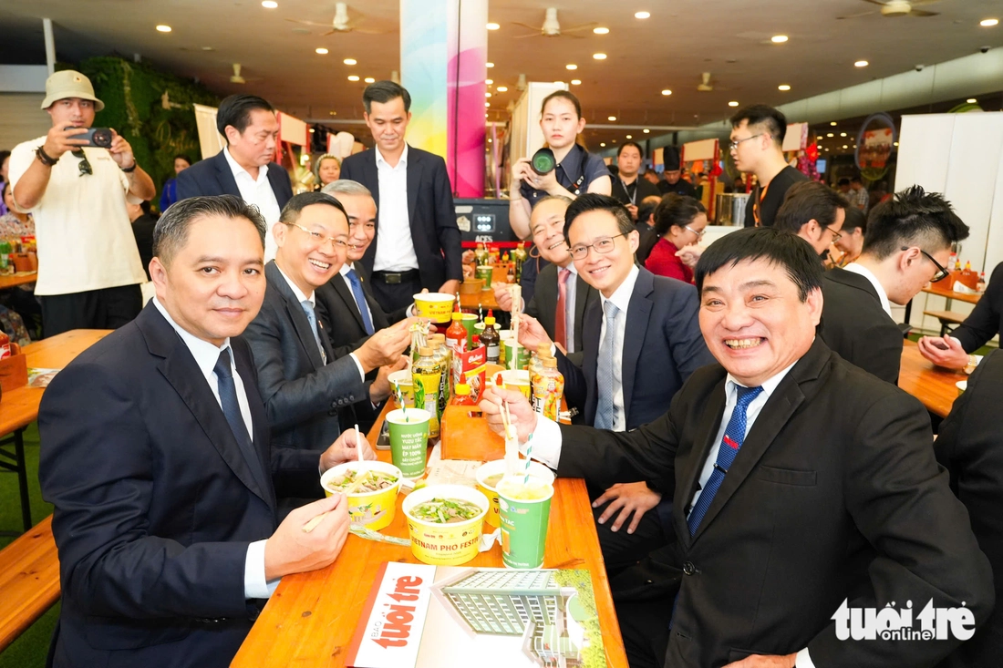 Quan khách Việt Nam và Singapore thưởng thức phở nóng thơm lừng tại Vietnam Phở Festival - Ảnh 2.