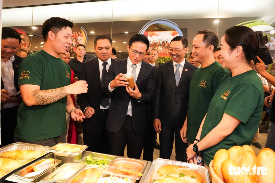 Quan khách Việt Nam và Singapore thưởng thức phở nóng thơm lừng tại Vietnam Phở Festival - Ảnh 5.