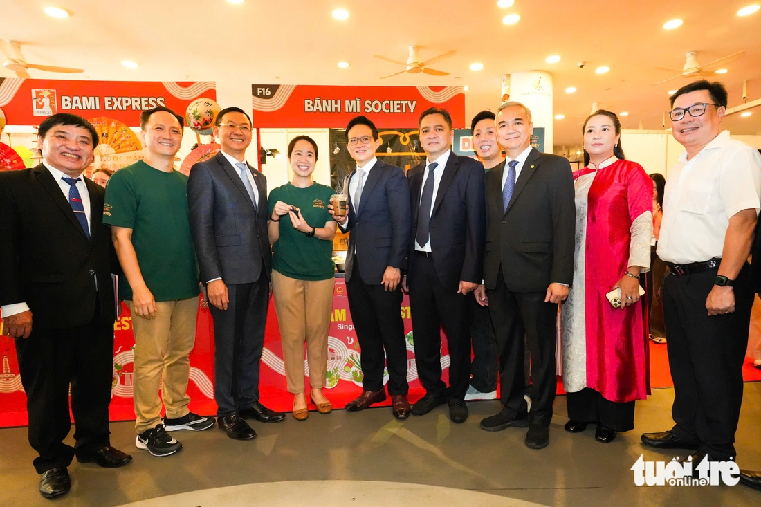 Quan khách Việt Nam và Singapore thưởng thức phở nóng thơm lừng tại Vietnam Phở Festival - Ảnh 6.