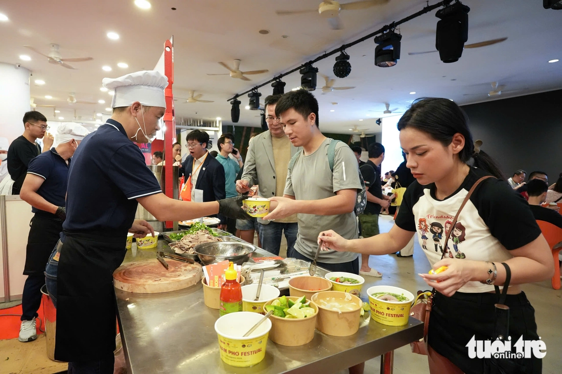 Vietnam Phở Festival vừa khai mạc: Phở cháy hàng, bún bò Huế và bánh mì chẳng kém - Ảnh 3.