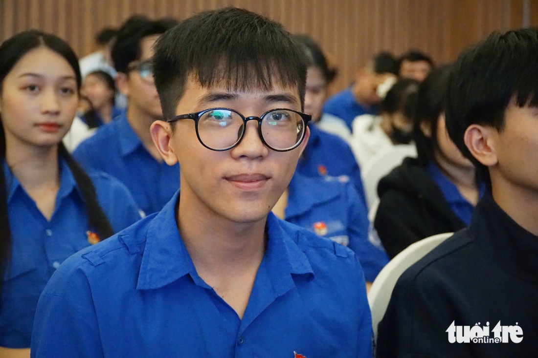 Nam SV mồ côi lần đầu tới trung tâm hội nghị, làm thuê để có học phí, chờ tin học bổng nhiều ngày - Ảnh 6. Tiếp sức đến trường - Ảnh 11.